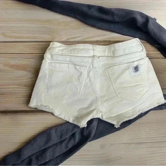 Arizona Jeans Size 0 White Denim Cutoff Shorts With Blue Handkerchief Pattern - Picture 3 of 4